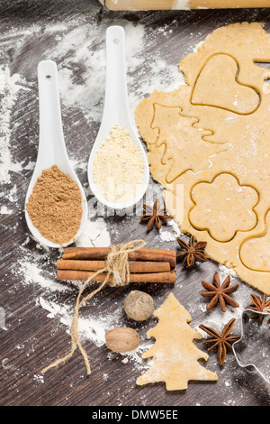 La preparazione di biscotti di panpepato con ingredienti Foto Stock