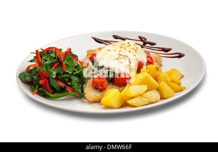 Pollo grigliato con formaggio fuso e verdure isolati su sfondo bianco Foto Stock