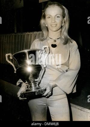 Dic 14, 1971; Paris, Francia; francese Champion Race Driver auto MARIE CLAUDE BEAUMONT. (Credito Immagine: © Keystone Pictures USA) Foto Stock