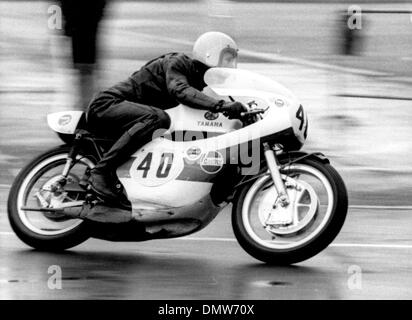 Ottobre 23, 1972 - Orly, Francia - international Prix de Paris ha avuto luogo ieri alle Halles de Rungis vicino all aeroporto di Orly. La svedese Kent Andersson ha ottenuto la vittoria sul campione italiano Agostini. La foto mostra Kent Andersson sulla sua moto durante la gara. (Credito Immagine: © Keystone Pictures USA/ZUMAPRESS.com) Foto Stock