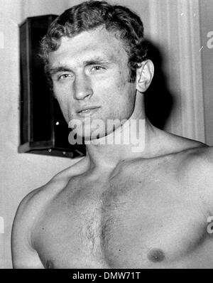 Dic 09, 1973; Londra, Inghilterra, Regno Unito; British heavyweight JOE BUGNER a pesare-in per il suo concorso contro American heavyweight Charlie Educato presso la Royal Albert Hall di Londra. (Credito Immagine: © Keystone Pictures USA) Foto Stock