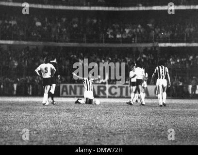 Sett. 15, 1974 - SANTOS, Brasile - calcio brasiliano player EDSON NASCIMENTO 'PELE' cheers eccitato dopo un goal durante una partita di calcio. (Credito Immagine: © Keystone Pictures USA/ZUMAPRESS.com) Foto Stock