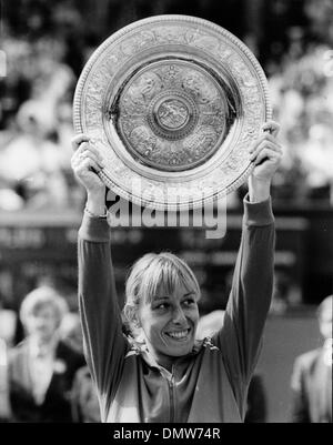 Giugno 19, 1975 - Londra, Inghilterra, Regno Unito - La stella del tennis Martina Navratilova detiene il suo trofeo dopo vince la donna del singolo finale a Wimbledon. (Credito Immagine: © Keystone Pictures USA/ZUMAPRESS.com) Foto Stock