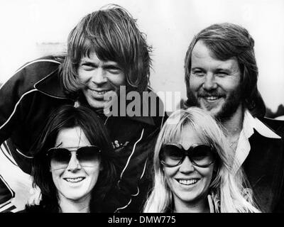 Gen 31, 1977 - Oslo, Norvegia - pop svedese ABBA gruppo ha iniziato il suo primo live tour, quando ha aperto in Ekeberg Hallen, in Oslo. La foto mostra i membri del gruppo di lui; BJORN ULVAEUS, BENNY ANDERSON, FRIDA LYNGSTAD E ANNA FALTSKOG all'inizio del loro primo tour. (Credito Immagine: © Keystone Pictures USA/ZUMAPRESS.com) Foto Stock