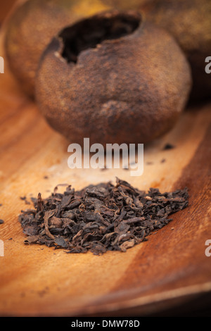 Cinese del tè scuro Pu-erh sul tavolo di legno Foto Stock