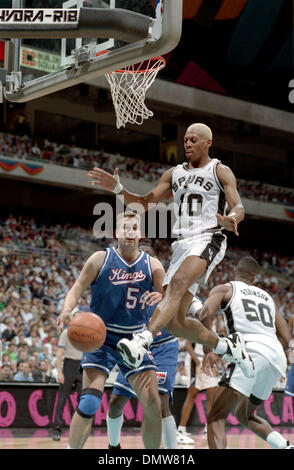 Jan 25, 1994; San Antonio, TX, Stati Uniti d'America; San Antonio Dennis Rodman va dopo il rimbalzo nel primo semestre contro Sacramento martedì notte. La pallacanestro, Spurs-Kings azione di gioco. Foto Stock