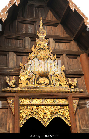 Un mosaico vetrato del Wat Phan Tao frontone, in Chiang Mai (Thailandia). Vernissée Mosaïque du fronton du temple Phan Tao. Foto Stock