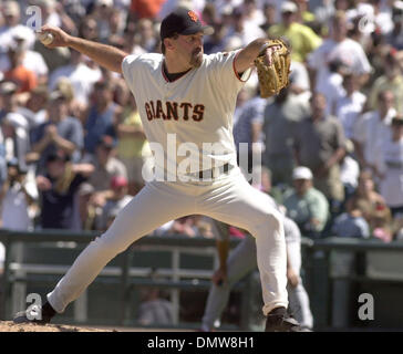 Jun 26, 2001; San Francisco, CA, Stati Uniti d'America; giganti brocca di chiusura Robb Nen incendi uno sopra la piastra nel nono inning. I Giganti battere i Cardinali 5-2 al Pac Bell Park a San Francisco, California. Sabato, Giugno 30, 2001. Foto Stock