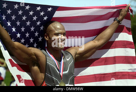 Jun 23, 2002, Palo Alto, CA, Stati Uniti d'America; 400 metri di runner Alvin Harrison celebra la sua vittoria a Stati Uniti via e campionati di campo tenutasi presso la Stanford University di Palo Alto, California, domenica 23 giugno, 2002. Foto Stock