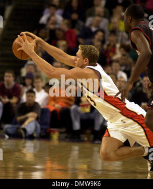 Dic 30, 2002; Oakland, CA, Stati Uniti d'America; la Golden State Warriors Bob Sura (CQ) balzi in avanti per la sfera contro la Philadelphia 76ers nel secondo trimestre del loro gioco giocato a Oakland Coliseum Arena di Oakland, California il lunedì, 30 dicembre 2002. Foto Stock