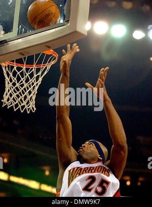 Dic 30, 2002; Oakland, CA, Stati Uniti d'America; Golden State Warriors Erick Dampier fa un cesto contro i Phoenix Suns all'Arena di Oakland, California Sabato 30 Novembre, 2002. Dampier realizzato 11 punti come i guerrieri battere i Suns 100-90. Foto Stock