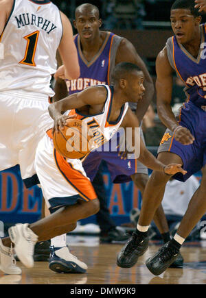 Dic 30, 2002; Oakland, CA, Stati Uniti d'America; Golden State Warriors Earl Boykins dribbling intorno a Phoenix Suns giocatori all'Arena di Oakland, California Sabato 30 Novembre, 2002. Boykins ha segnato 9 punti come i guerrieri battere i Suns 100-90. Foto Stock