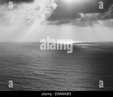 Alberi di luce del sole che splende attraverso il cloud e una vista sull Oceano Pacifico a Manzanita Oregon. Foto Stock