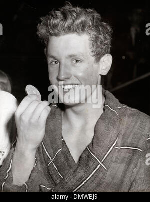 Luglio 25, 1958 - Londra, Inghilterra, Regno Unito - Scottish IAN nero è stato un campione del nuotatore come pure BBC Sports personalità dell'anno. Nella foto: nero mostra con orgoglio la sua medaglia d oro dopo che aveva vinto la 220 metri farfalla nuotare presso la piscina impero la scorsa notte. Il suo tempo 2min. 22,6 s. era solo 2.6secs fuori il record mondiale. (Credito Immagine: © Keystone Pictures USA/ZUMAPRESS.com) Foto Stock