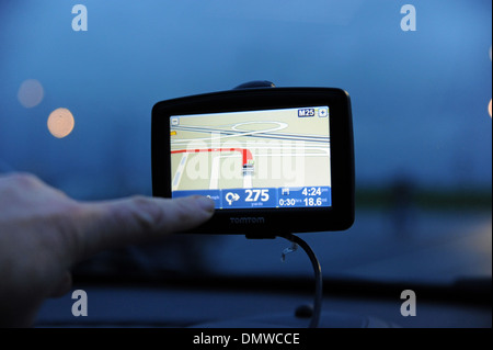 Navigatore satellitare TomTom essendo utilizzato in una macchina per la navigazione Foto Stock