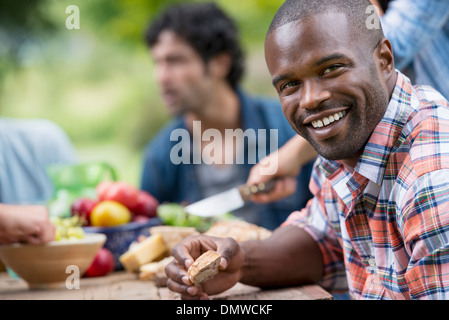 Una festa estiva all'aperto. Uomo sorridente in telecamera. Foto Stock