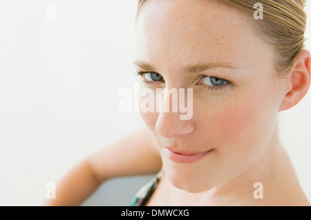 Una giovane donna con gli occhi blu guardando la fotocamera. Foto Stock