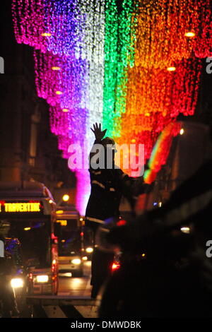 Roma, Italia 16 dicembre 2013 vigile dirigere traffico con le luci di Natale in Piazza Venezia, Roma, Italia © Gar Foto Stock