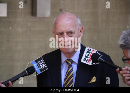 Al di fuori di Sydney Centro di polizia, Goulburn Street Surry Hills, Sydney, NSW, Australia. Il 17 dicembre 2013. Michael Lonie, NSW Stato direttore, National Retail Association parla di media circa il funzionamento Lightfingers. Ufficiali attaccata alla Redfern Regione plotone di esecuzione, assistito dalla polizia di Sydney City, Leichhardt e sobborghi Orientali Area Locale comandi, ha lavorato in collaborazione con prevenzione di perdita di personale da parte di un certo numero di grandi magazzini e mirate proprietà sistematico furto. Credito: Richard Milnes/Alamy Live News Foto Stock