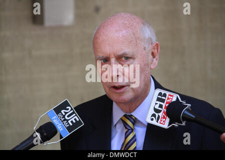 Al di fuori di Sydney Centro di polizia, Goulburn Street Surry Hills, Sydney, NSW, Australia. Il 17 dicembre 2013. Michael Lonie, NSW Stato direttore, National Retail Association parla di media circa il funzionamento Lightfingers. Ufficiali attaccata alla Redfern Regione plotone di esecuzione, assistito dalla polizia di Sydney City, Leichhardt e sobborghi Orientali Area Locale comandi, ha lavorato in collaborazione con prevenzione di perdita di personale da parte di un certo numero di grandi magazzini e mirate proprietà sistematico furto. Credito: Richard Milnes/Alamy Live News Foto Stock