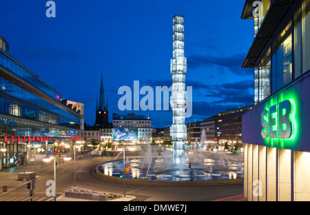 Sergels Torg, e la scultura, Crystal (1974), visto di notte. Centrale di Stoccolma, Svezia Foto Stock