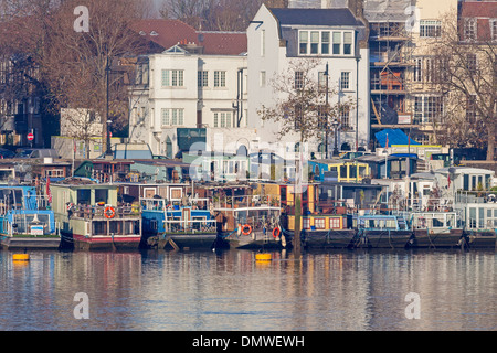 London, Chelsea Embankment case galleggianti ormeggiate sotto Cheyne a piedi Foto Stock