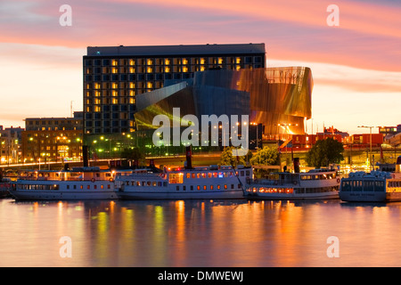 Vista serale del lungomare di Stoccolma Il Centro Congressi e il Radisson Blu Hotel Waterfront, Stoccolma, Svezia Foto Stock