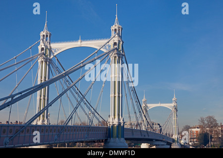 London Albert Bridge visto dall'estremità di Battersea Foto Stock