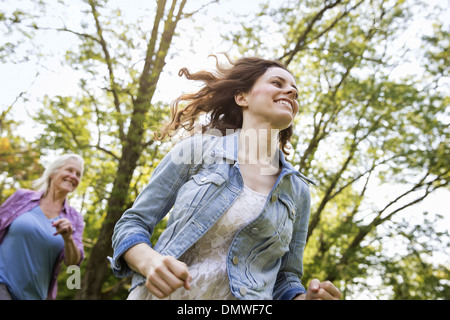 Una famiglia estate garing presso un'azienda. Un pasto condiviso un rientro in patria. Foto Stock