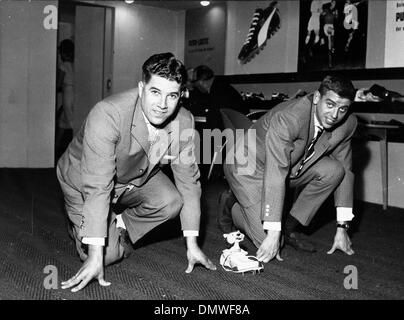 Aprile 17, 1962 - Monaco di Baviera, Germania - Tedesco sprintersHEINZ FUTTERER e Armin Hary, sono il nuovo portavoce per la 'Puma,' la linea di abbigliamento sportivo, qui sono alcuni di modellazione via picchi. (Credito Immagine: © Keystone Pictures USA/ZUMAPRESS.com) Foto Stock