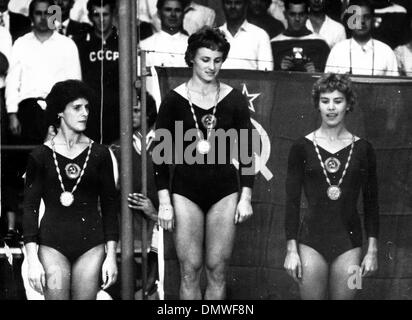 Sett. 9, 1960 - Roma, Italia - I vincitori della lunga cavallo salta in 1960 in occasione dei Giochi Olimpici di Roma sul podio, tutti e tre i russi (L-R): MARGARITA NIKOLAIEVA, SOFIA MURATOVA e LARISSA LATYNINA. (Credito Immagine: © Keystone Pictures USA/ZUMAPRESS.com) Foto Stock