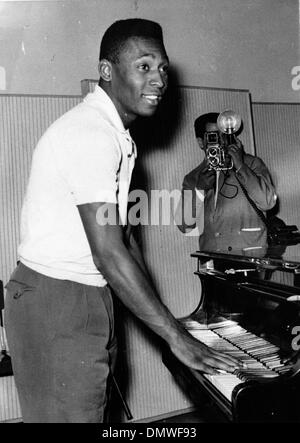 Giugno 24, 1961 - Roma, Italia - Brasiliano giocatore di calcio EDSON NASCIMENTO 'PELE' suona il pianoforte alla celebrazione dopo che il suo team beat Roma. (Credito Immagine: © Keystone Pictures USA/ZUMAPRESS.com) Foto Stock