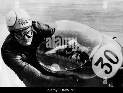 Sett. 10, 1962 - Monza, Italia - Gran Bretagna Mike Hailwood aveva conquistato il mondo 500 c.c. Campionato, in sella alla sua motonave con una media record di velocità di 116.55 m.p.h. La sua velocità è stato un record per la traccia. Nella foto: Hailwood a velocità sulle sue linee m.t. Augusta durante gli eventi a Monza, quando ha vinto il campionato. (Credito Immagine: © Keystone Pictures USA/ZUMAPRESS.com) Foto Stock