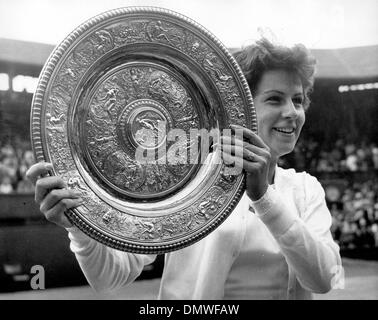 4 luglio 1964 - Londra, Inghilterra, Regno Unito - Giocatore di Tennis MARIA BUENO dal Brasile ha vinto diciannove Grand Slam titoli durante la sua carriera. Nella foto: Bueno con il suo trofeo dopo la sua vittoria su Australian Margaret Smith. (Credito Immagine: © Keystone Pictures USA/ZUMAPRESS.com) Foto Stock