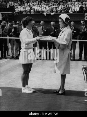 2 luglio 1966 - Londra, Inghilterra, Regno Unito - La Principessa MARINA, duchessa di Kent presenta Billie Jean King con il vincitore del Trofeo dopo aver vinto il singolare finale a Wimbledon. Ella ha battuto Maria Bueno del Brasile. (Credito Immagine: © Keystone Pictures USA/ZUMAPRESS.com) Foto Stock