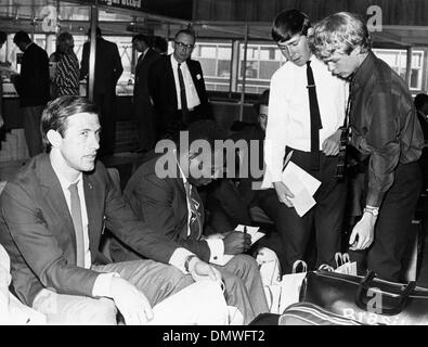 Luglio 24, 1966 - Londra, Inghilterra, Regno Unito - Brasiliano giocatore di calcio EDSON NASCIMENTO 'PELE' firma autografi per i fan all'Aeroporto di Londra. (Credito Immagine: © Keystone Pictures USA/ZUMAPRESS.com) Foto Stock