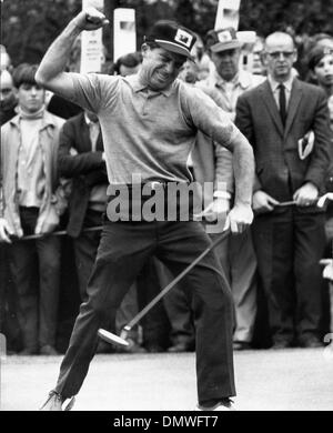 Ottobre 8, 1966 - Londra, Inghilterra, Regno Unito - Golfista Gary Player ha vinto contro Jack Nicklaus presso il Piccadilly World Match Torneo di Golf di Wentworth. Nella foto: Gary Player celebra dopo la realizzazione di un putt. (Credito Immagine: © Keystone Pictures USA/ZUMAPRESS.com) Foto Stock