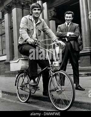 Apr. 27, 1968 - Dublino, Irlanda - calciatore George Best dall'Irlanda, è stato chiamato il calcio scrittori' Giocatore dell'anno e Giocatore europeo dell'anno 1968. Nella foto: George Best in sella ad una bicicletta. (Credito Immagine: © Keystone Pictures USA/ZUMAPRESS.com) Foto Stock