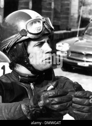 Feb 05, 1970; Roma, Italia; il ben noto campione del mondo di ciclismo motore Giacomo Agostini, 27, sta provando a Roma l'autodromo di Vallelunga il nuovo prototipo della 500 cc MV Augusta, la ditta che Agostini rigidi durante l'anno. (Credito Immagine: © Keystone Pictures USA) Foto Stock
