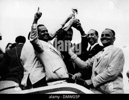 Giugno 23, 1970 - Rio de Janeiro, Brasile - Il calcio brasiliano squadra arriva di nuovo a Rio de Janeiro dopo aver vinto la Coppa del Mondo, il team è stato guidato da soccer super Pelé. (Credito Immagine: © Keystone Pictures USA/ZUMAPRESS.com) Foto Stock