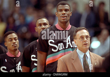 Nov 01, 1991; San Antonio, TX, Stati Uniti d'America; Coach Larry Brown e David Robinson stand mentre l inno nazionale avviene in una partita contro Dallas Mavericks all'HemisFair Arena in San Antonio, il 16 gennaio 1991. Foto Stock