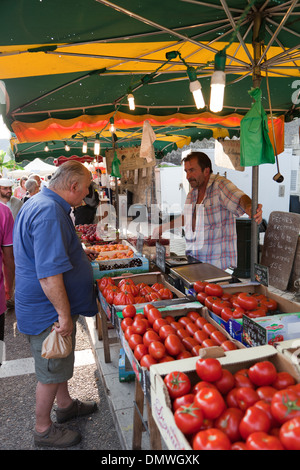 Estate Amboise mercato serale, veg stallo con pomodori rossi sul display Foto Stock
