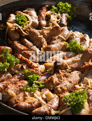 Amboise serata estiva mercato, salsicce cucinate in tegame grande con prezzemolo Foto Stock