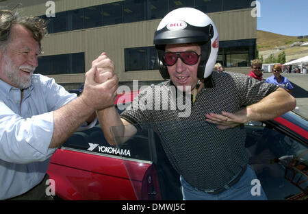 Jul 19, 2001; Sonoma, CA, Stati Uniti d'America; con un grande sorriso sul suo volto, Contra Costa quotidiani opinionista, Gary Peterson, destra è aiutato fuori di una BMW M3. Peterson aveva appena ricevuto un giro intorno a Sears Point Raceway, in Sonoma California, ad una velocità di oltre 100 km/h. Walt Stannard del motore BMW Sport è quello di fare il tiro. Foto Stock