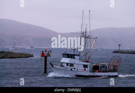 Jul 23, 2001; Bodega Bay, CA, Stati Uniti d'America; la Serata nebbia rotoli in come una barca rientra in porto dopo una giornata di pesca nel Pacifico Mercoledì, Luglio 18, 2001 a Bodega Bay, California Foto Stock