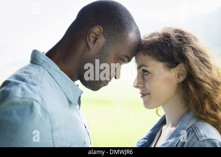 Un giovane uomo e donna un paio. Foto Stock