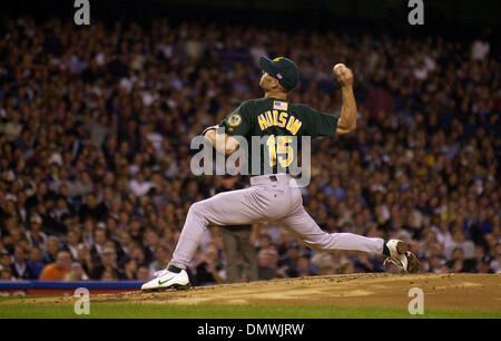 Oct 07, 2001; Bronx, NY, STATI UNITI D'AMERICA; Oakland A's lanciatore Tim Hudson, #15, piazzole per i New York Yankees" nel secondo inning di gioco 2 della divisione americana playoff giovedì, 11 ottobre 2001 allo Yankee Stadium nel Bronx, New York. Foto Stock