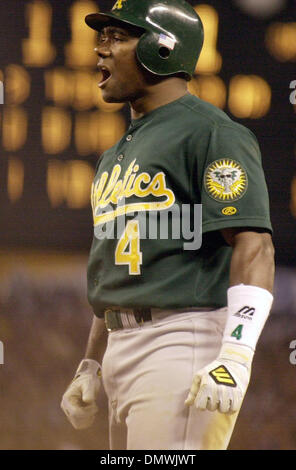 Oct 15, 2001; Bronx, NY, STATI UNITI D'AMERICA; Oakland A's Miguel Tejada, #4, reagisce dopo essere stato buttato fuori alla prima base nel settimo inning di gioco 5 della divisione americana playoff Lunedì 15 Ottobre, 2001 allo Yankee Stadium nel Bronx, New York. Yankees beat A 5-3 . Foto Stock