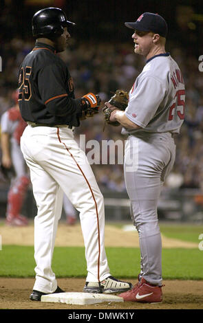 Nov 11, 2001; San Francisco, CA, Stati Uniti d'America; St. Louis Cardinals primo baseman Mark McGwire colloqui con San Francisco Giants sinistra fielder Barry Bonds alla prima base durante la partita contro i San Francisco Giants il 29 giugno 2001 presso il Parco Pacific Bell a San Francisco, California. McGwire ha annunciato il suo ritiro da baseball domenica 11 novembre, 2001. Foto Stock