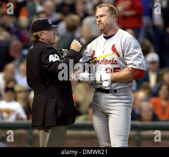 Nov 11, 2001; San Francisco, CA, Stati Uniti d'America; St. Louis Cardinals primo baseman Mark McGwire reagisce all'arbitro sciopero della chiamata dopo aver depennato durante la partita contro i San Francisco Giants il 29 giugno 2001 presso il Parco Pacific Bell a San Francisco, California. McGwire ha annunciato il suo ritiro da baseball domenica 11 novembre, 2001 Foto Stock